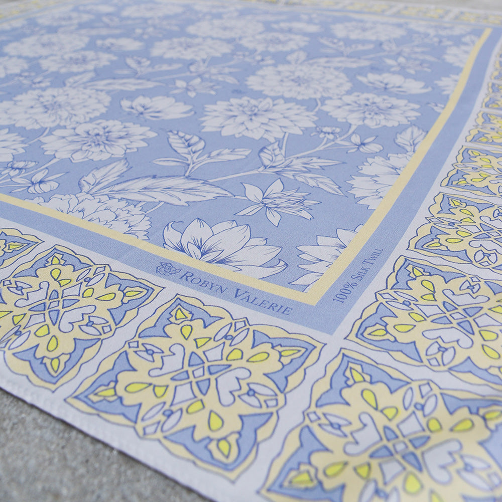 Foulard en soie bleu ciel, motifs dahlias