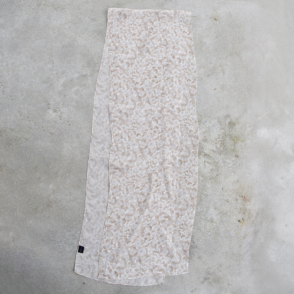 Écharpe en mousseline de soie à motifs d'hortensias beiges