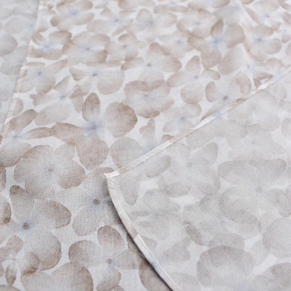 Écharpe en mousseline de soie à motifs d'hortensias beiges