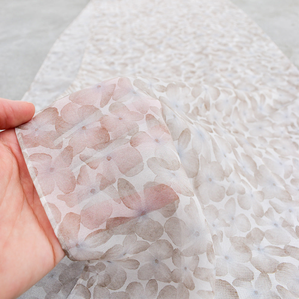 Écharpe en mousseline de soie à motifs d'hortensias beiges