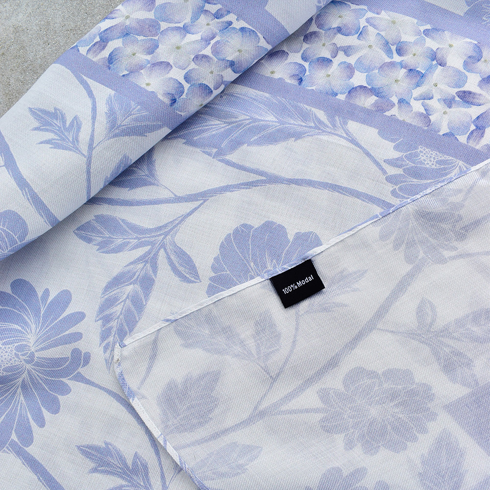 Écharpe en modal à fleurs bleues