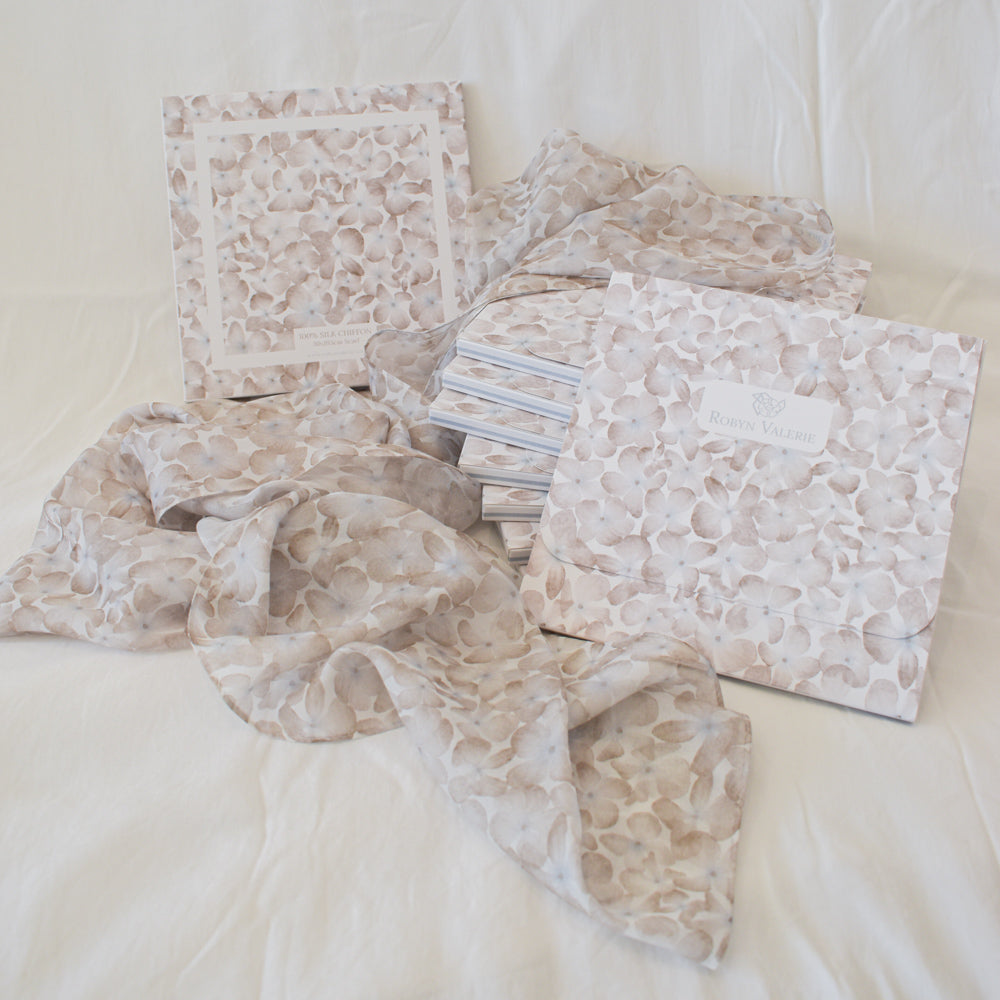 Écharpe en mousseline de soie à motifs d'hortensias beiges