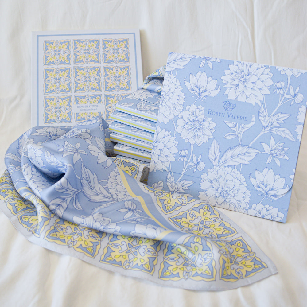 Foulard en soie bleu ciel, motifs dahlias