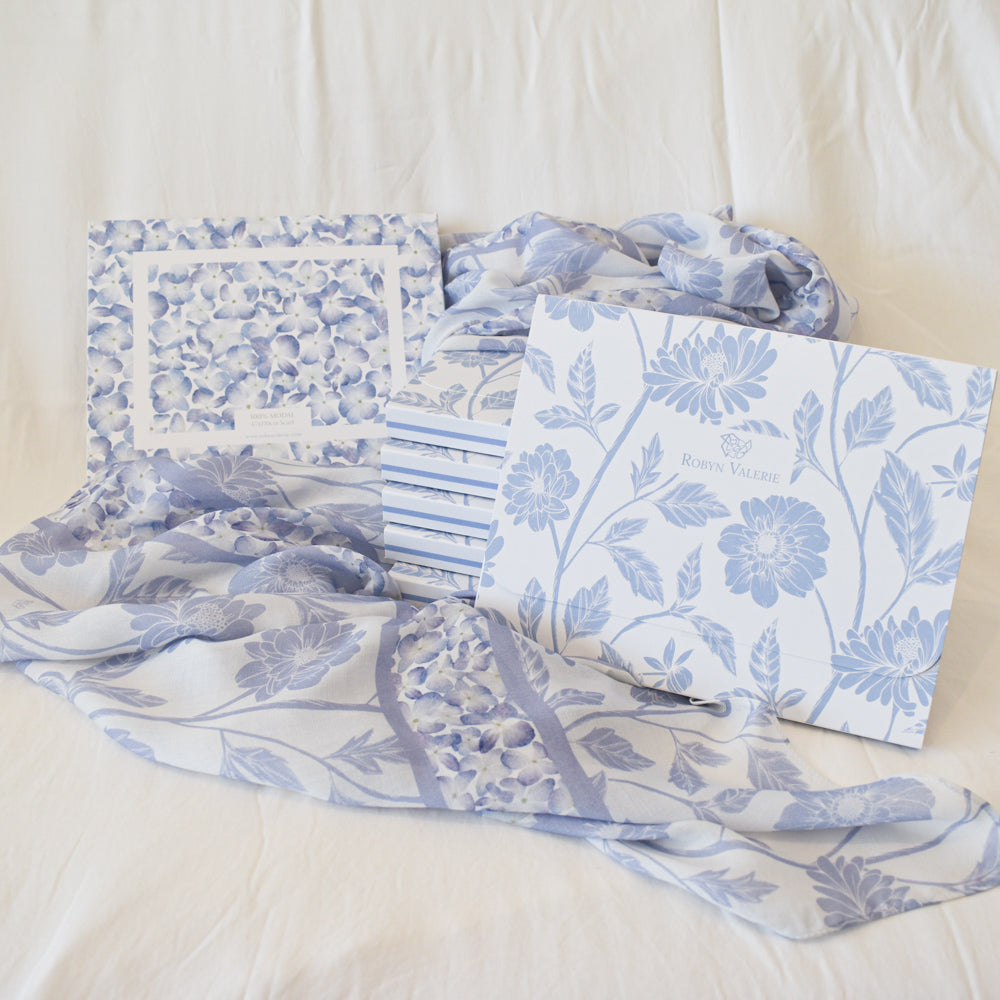 Écharpe en modal à fleurs bleues